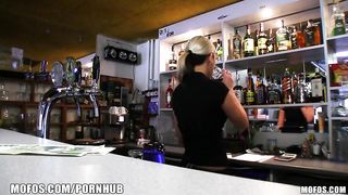 Пикап мастер купил пизду барменши в секс пользование в баре
