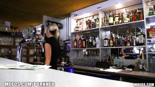 Пикап мастер купил пизду барменши в секс пользование в баре